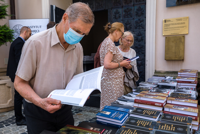 Podczas zjazdu IPN zaprezentował swoje publikacje na stoisku z wydawnictwami – Jasna Góra, 4 lipca 2021. Fot. Sławek Kasper (IPN)