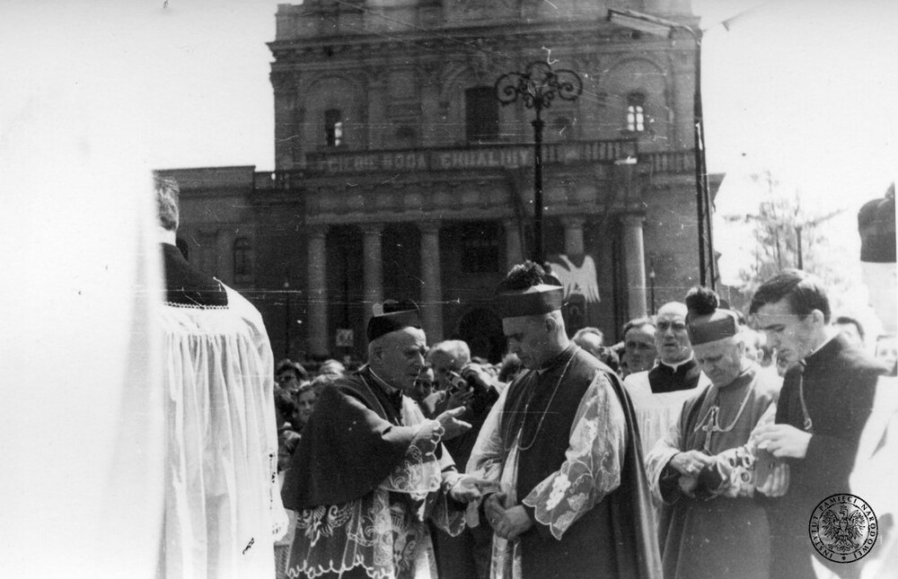 Religijne uroczystości milenijne w Lublinie, 5 czerwca 1966 r. Wierni i duchowni zgromadzeni na Placu Katedralnym przed frontem Archikatedry Lubelskiej pw. św. Jana Chrzciciela i św. Jana Ewangelisty. Z lewej: ks. bp Piotr Kałwa rozmawia z ks. bp. Janem Mazurem. Fot. z zasobu IPN