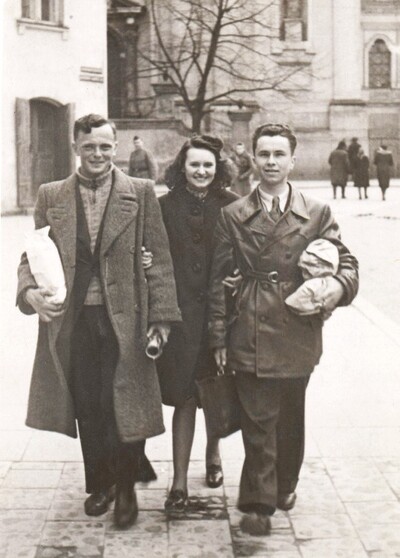 Tuż przed maturą na tajnych kompletach; Danuta Janiczak w towarzystwie kolegów, Wilno, 24 kwietnia 1944 r.