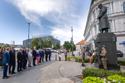 Uczestnicy wernisażu złożyli wieńce przed pomnikiem Marszałka Józefa Piłsudskiego przy Dowództwie Garnizonu Warszawa Fot. Sławek Kasper (IPN)