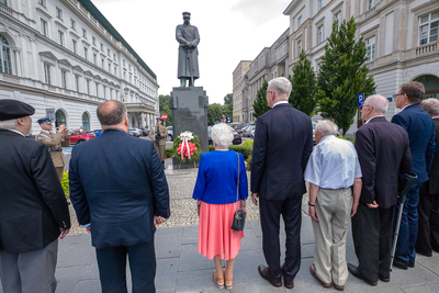 Uczestnicy wernisażu złożyli wieńce przed pomnikiem Marszałka Józefa Piłsudskiego przy Dowództwie Garnizonu Warszawa Fot. Sławek Kasper (IPN)