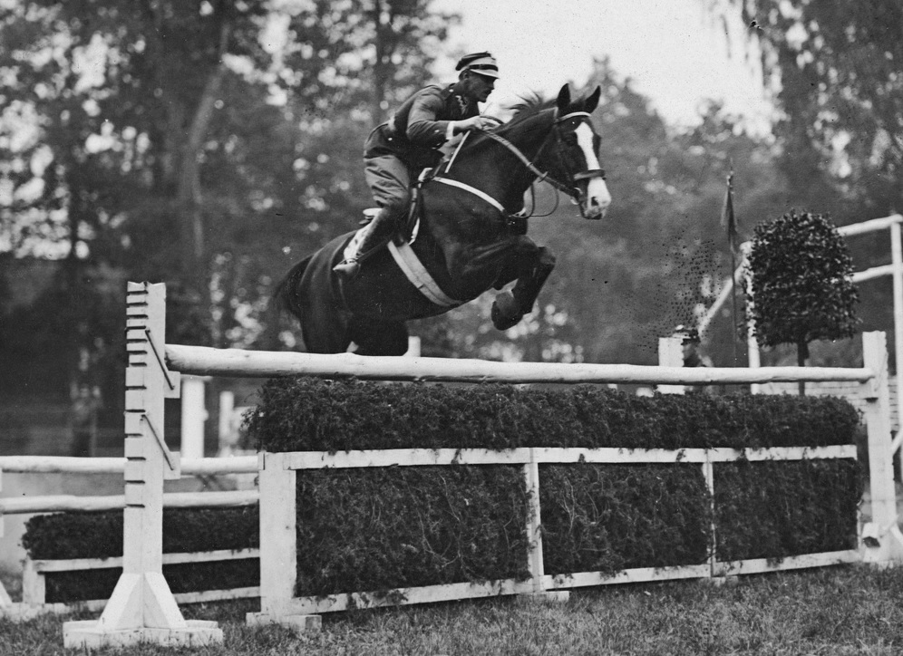 Porucznik Kazimierz Szosland w skoku przez przeszkodę podczas III Międzynarodowych Zawodów Hippicznych w Warszawie - czerwiec 1929 r. Fot. NAC