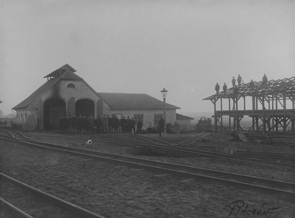 Stacja kolejowa w Pińczowie. Ze zbiorów Narodowego Archiwum Cyfrowego (autor zdjęcia: Icek Kochen)