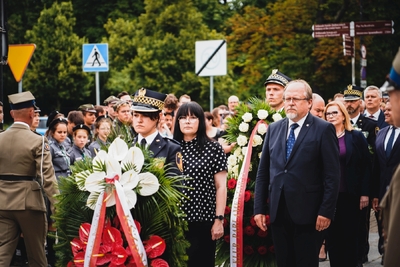 Złożenie kwiatów pod pomnikiem gen. Stefana Roweckiego „Grota” – 1 sierpnia 2021. Fot. Mateusz Niegowski (IPN)