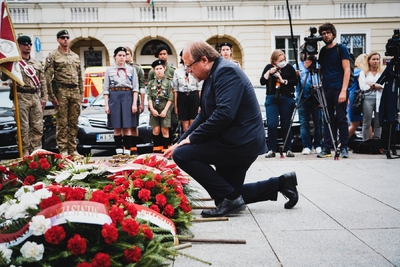Złożenie kwiatów pod pomnikiem gen. Stefana Roweckiego „Grota” – 1 sierpnia 2021. Fot. Mateusz Niegowski (IPN)