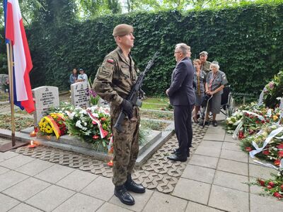 Wiceprezes IPN dr Karol Polejowski złożył kwiaty na grobie Antoniego Chruściela ps. Monter – 1 sierpnia 2021. Fot. Adrianna Garnik (IPN)