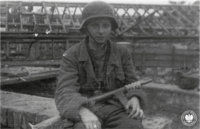 Tadeusz Rajszczak ps. „Maszynka”, żołnierz batalionu „Miotła” na terenie Starego Miasta, II poł. sierpnia 1944 r. (AIPN)