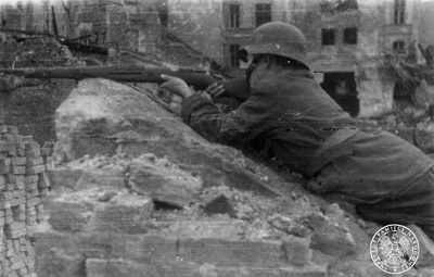 Żołnierze batalionu „Miotła” na terenie Starego Miasta, II poł. sierpnia 1944 r. (AIPN)