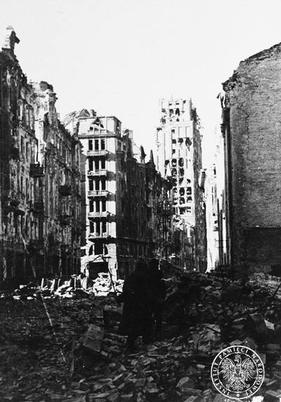Zniszczone budynki w czasie Powstania Warszawskiego przy Placu Napoleona – widok na pierzeję północną (AIPN)