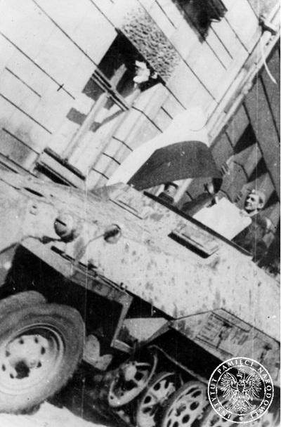 Niemiecki transporter opancerzony zdobyty na ul. Bartoszewicza przez żołnierzy 107. plutonu 2. kompanii (d-ca por. Jan Jasieński ps. „Jaś”) VIII Zgrupowania AK „Krybar” (AIPN)