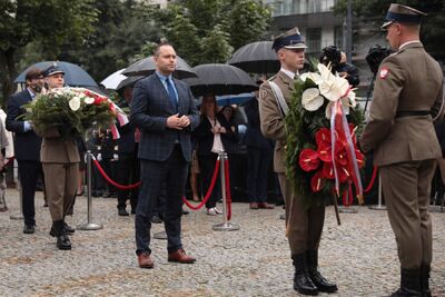 Prezes IPN dr Karol Nawrocki podczas uroczystości upamiętniających ofiary niemieckich zbrodni na Woli w Warszawie – 5 sierpnia 2021. Fot. Mikołaj Bujak