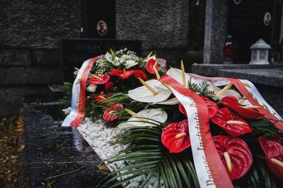 Złożenie kwiatów na grobie rodzinnym Peszyńskich, 5 sierpnia 2021. Fot. Mateusz Niegowski (IPN)