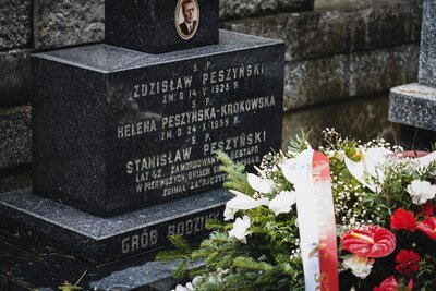 Złożenie kwiatów na grobie rodzinnym Peszyńskich, 5 sierpnia 2021. Fot. Mateusz Niegowski (IPN)
