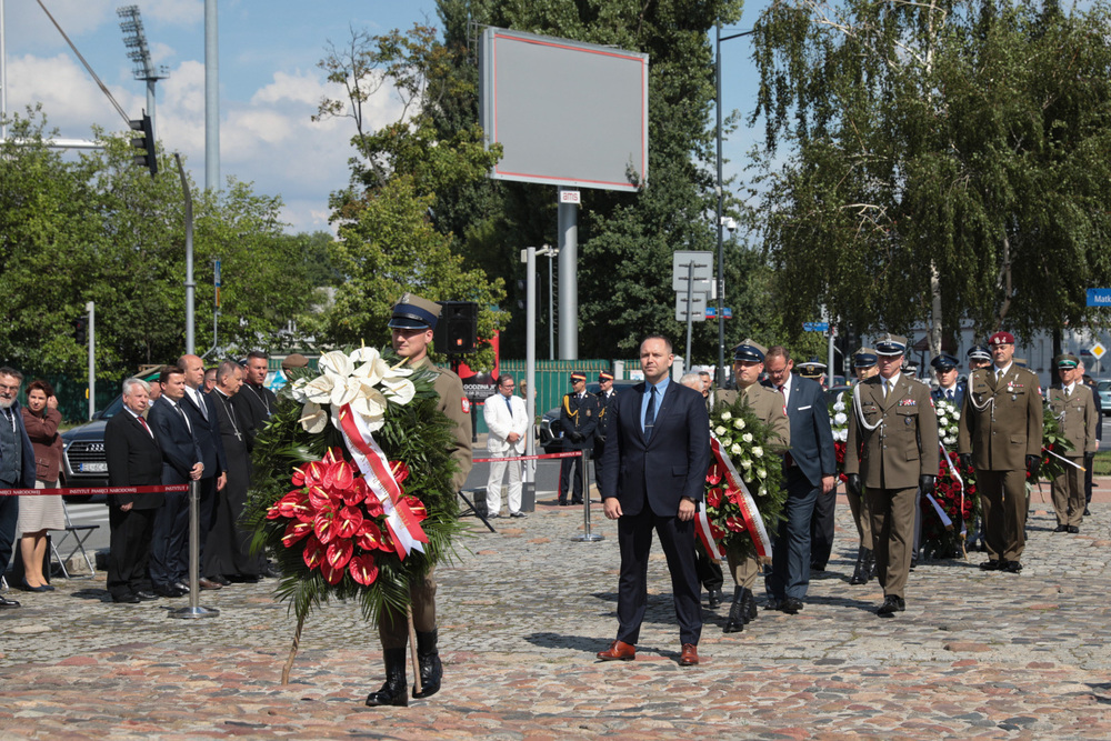 Prezes IPN dr Karol Nawrocki składa hołd Polakom pomordowanym przez Sowietów w latach 1937–1938, w ramach tzw. operacji polskiej – Warszawa, 11 sierpnia 2021. Fot. Mikołaj Bujak (IPN)