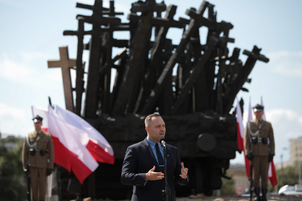 Prezes IPN dr Karol Nawrocki podczas uroczystości złożenia hołdu Polakom pomordowanym przez Sowietów w latach 1937–1938, w ramach tzw. operacji polskiej – Warszawa, 11 sierpnia 2021. Fot. Mikołaj Bujak (IPN)