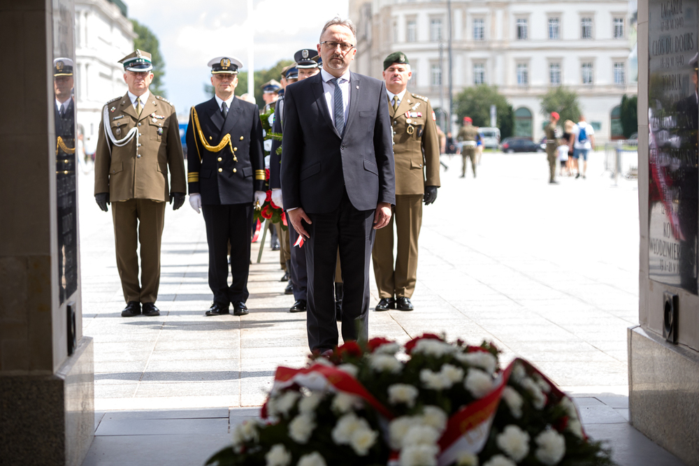 Zastępca prezesa IPN dr hab. Karol Polejowski składa wieniec na Grobie Nieznanego Żołnierza – 77. rocznica powstania Brygady Świętokrzyskiej Narodowych Sił Zbrojnych – Warszawa, 11 sierpnia 2021. Fot. Sławek Kasper (IPN)