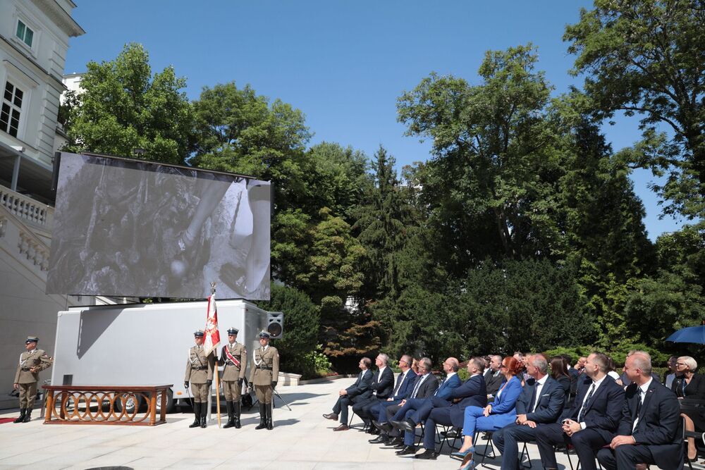 Uroczystość wręczenia not identyfikacyjnych rodzinom 26 ofiar reżimów totalitarnych – Warszawa, 12 sierpnia 2021. Fot. Mikołaj Bujak (IPN)