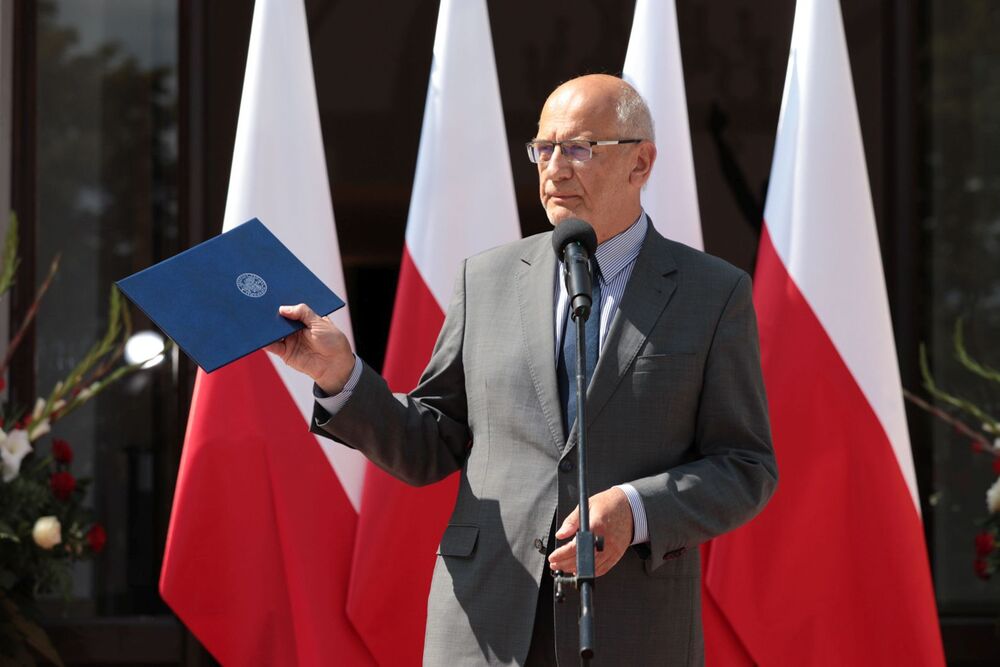 W imieniu rodzin zidentyfikowanych ofiar zabrał głos prof. Marian Dygo – Warszawa, 12 sierpnia 2021. Fot. Mikołaj Bujak (IPN)