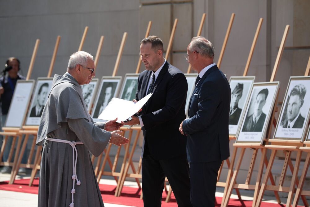 Uroczystość wręczenia not identyfikacyjnych rodzinom 26 ofiar reżimów totalitarnych – Warszawa, 12 sierpnia 2021. Fot. Mikołaj Bujak (IPN)