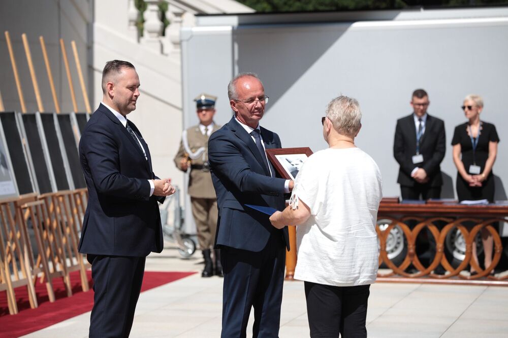 Uroczystość wręczenia not identyfikacyjnych rodzinom 26 ofiar reżimów totalitarnych – Warszawa, 12 sierpnia 2021. Fot. Mikołaj Bujak (IPN)