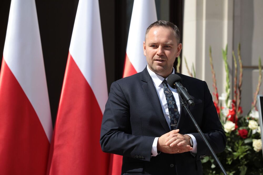 Prezes IPN Karol Nawrocki podczas uroczystości wręczenia not identyfikacyjnych rodzinom 26 ofiar reżimów totalitarnych – Warszawa, 12 sierpnia 2021. Fot. Mikołaj Bujak (IPN)
