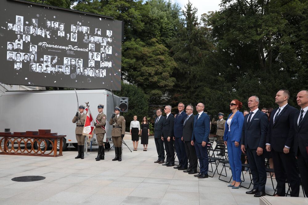 Uroczystość wręczenia not identyfikacyjnych rodzinom 26 ofiar reżimów totalitarnych – Warszawa, 12 sierpnia 2021. Fot. Mikołaj Bujak (IPN)