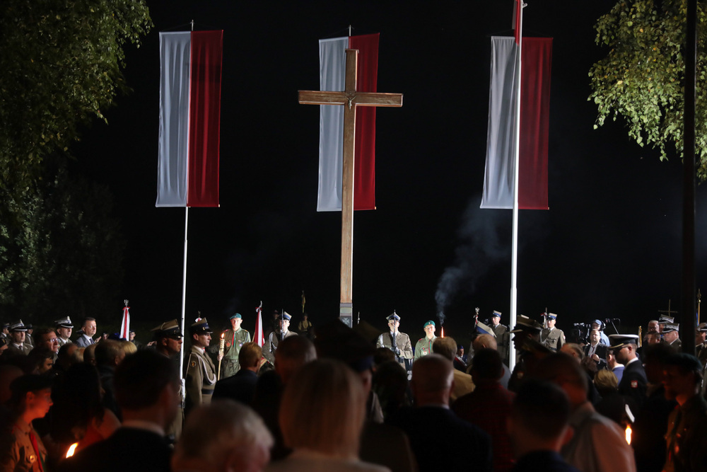 Apel poległych pod krzyżem upamiętniającym bohaterską śmierć ks. Ignacego Skorupki – Ossów, 14 sierpnia 2021. Fot. Mikołaj Bujak (IPN)