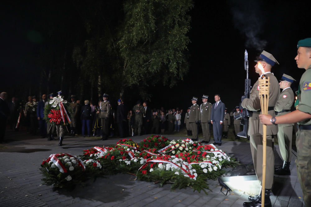 Apel poległych pod krzyżem upamiętniającym bohaterską śmierć ks. Ignacego Skorupki – Ossów, 14 sierpnia 2021. Fot. Mikołaj Bujak (IPN)