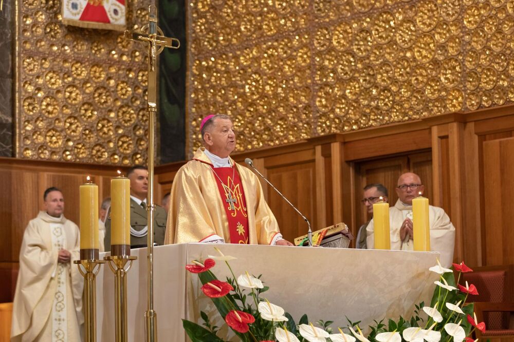 Mszy św. w intencji Ojczyzny przewodniczył abp Józef Guzdek – Warszawa, 15 sierpnia 2021. Fot. Mikołaj Bujak (IPN)