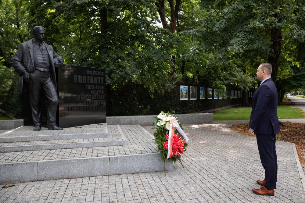 Prezes Instytutu Pamięci Narodowej dr Karol Nawrocki składa wieniec pod pomnikiem Wojciecha Korfantego – Warszawa, 17 sierpnia 2021. Fot. Mikołaj Bujak (IPN)