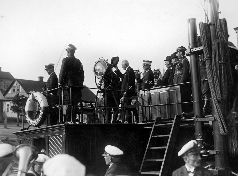 Prezydent RP Ignacy Mościcki (x) na pokładzie statku uzbrojonego "Admirał Dickman" należącego do Flotylli Pińskiej żegna tłumy mieszkańców Pinska stojące na bulwarach. Za prezydentem stoi generał Sergiusz Zahorski (xx) - lipiec 1928 r. Fot. NAC