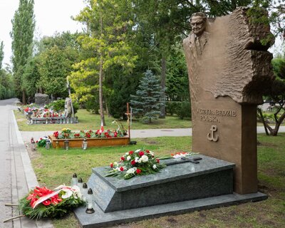 Prezes IPN dr Karol Nawrocki złożył kwiaty przed grobem Jana Olszewskiego – 20 sierpnia 2021. Fot. Mikołaj Bujak (IPN)