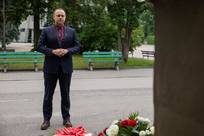 Prezes IPN dr Karol Nawrocki złożył kwiaty przed grobem Jana Olszewskiego – 20 sierpnia 2021. Fot. Mikołaj Bujak (IPN)