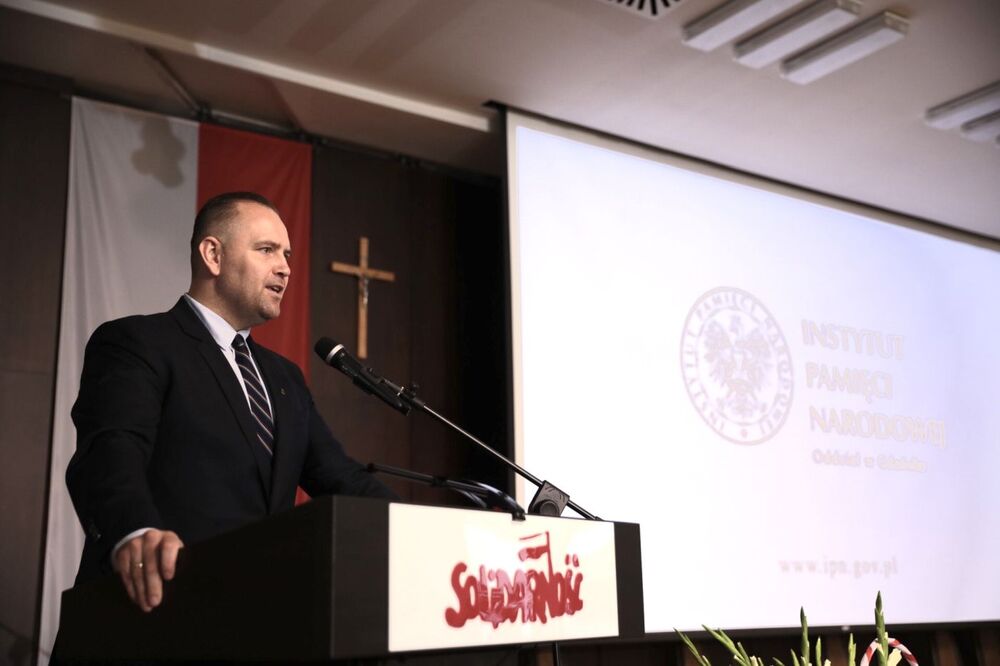 Prezes IPN dr Karol Nawrocki podczas uroczystości wręczenia Krzyży Wolności i Solidarności w Gdańsku – 31 sierpnia 2021. Fot. Mikołaj Bujak (IPN)