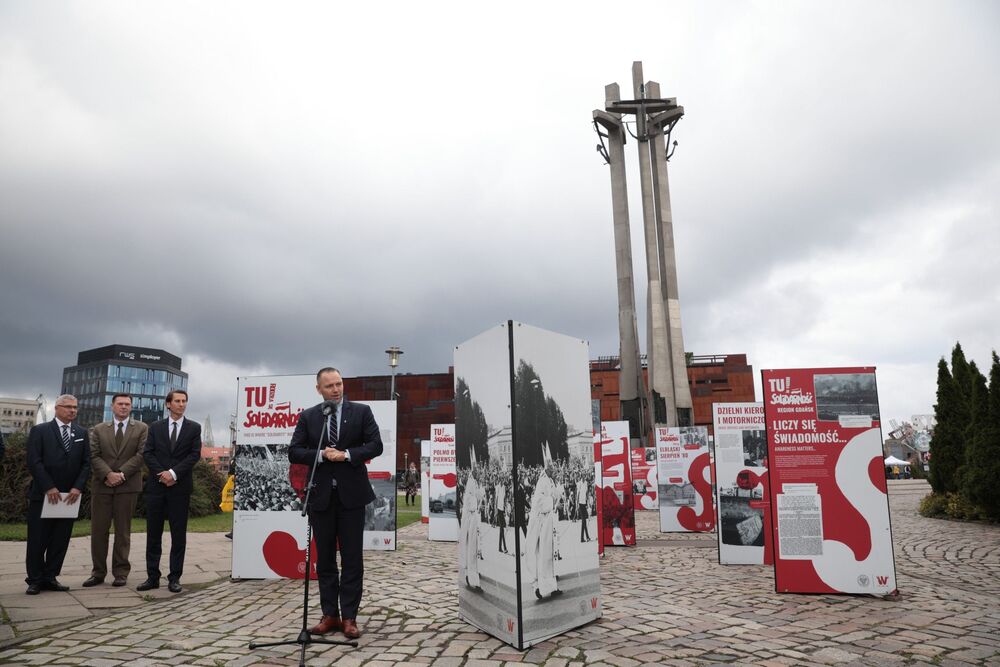 Wystawa IPN „TU rodziła się Solidarność” na placu Solidarności w Gdańsku – 31 sierpnia 2021. Fot. Mikołaj Bujak (IPN)