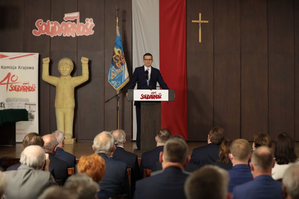 Premier Mateusz Morawiecki podczas uroczystości 41. rocznicy powstania „Solidarności” w Sali BHP w Gdańsku – 31 sierpnia 2021. Fot. Mikołaj Bujak (IPN)