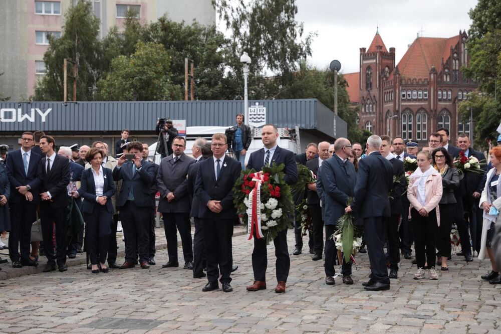 Uczestnicy obchodów 41. rocznicy powstania „Solidarności” złożyli kwiaty pod historyczną Bramą nr 2 Stoczni Gdańskiej – 31 sierpnia 2021. Fot. Mikołaj Bujak (IPN)