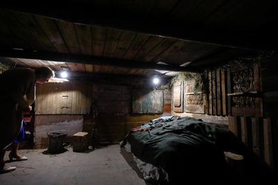 Pomieszczenie w domu Szylarów, w którym w czasie II wojny światowej ukrywano Żydów – 1 września 2021. Fot. Sławek Kasper (IPN)