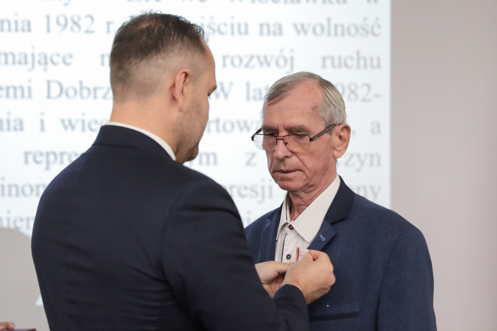 Prezes IPN dr Karol Nawrocki wręczył dawnym opozycjonistom Krzyże Wolności i Solidarności – Bydgoszcz, 3 września 2021. Fot. Mikołaj Bujak (IPN)