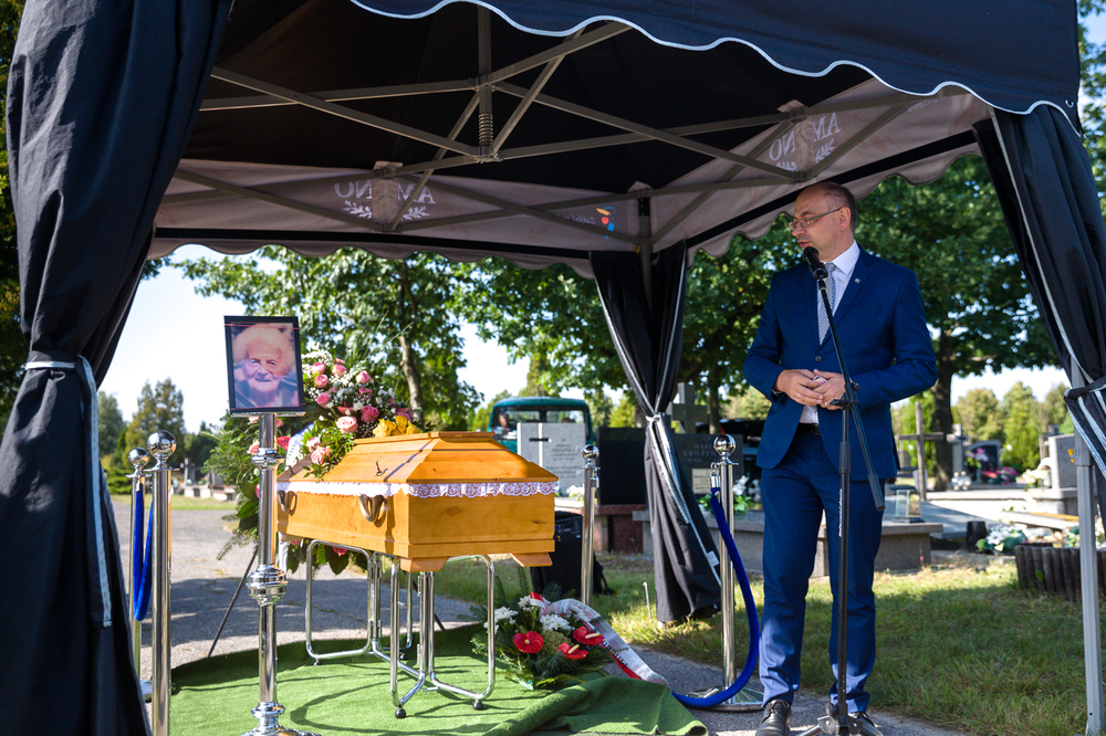 W uroczystościach pogrzebowych Janiny Mazur wziął udział zastępca prezesa IPN dr Mateusz Szpytma. Fot. Sławek Kasper (IPN)