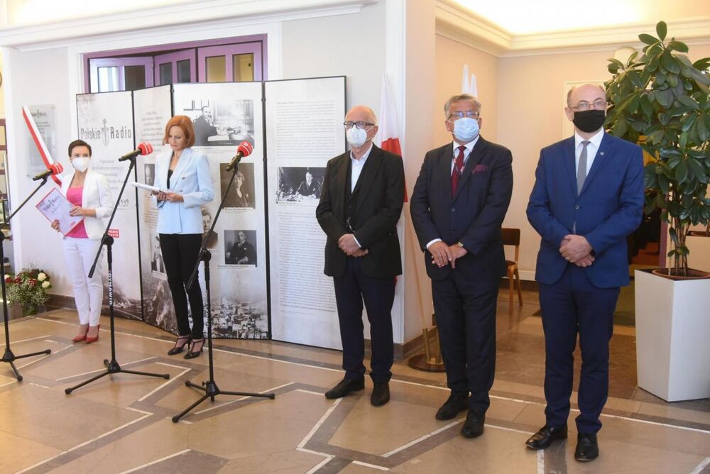 Odsłonięcie tablicy upamiętniającej pracowników Polskiego Radia – 7 września 2021. Fot. Cezary Piwowarski/Polskie Radio