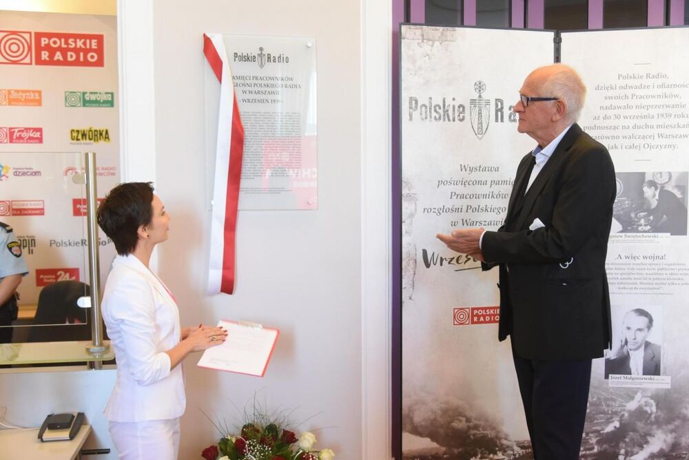 Odsłonięcie tablicy upamiętniającej pracowników Polskiego Radia – 7 września 2021. Fot. Cezary Piwowarski/Polskie Radio