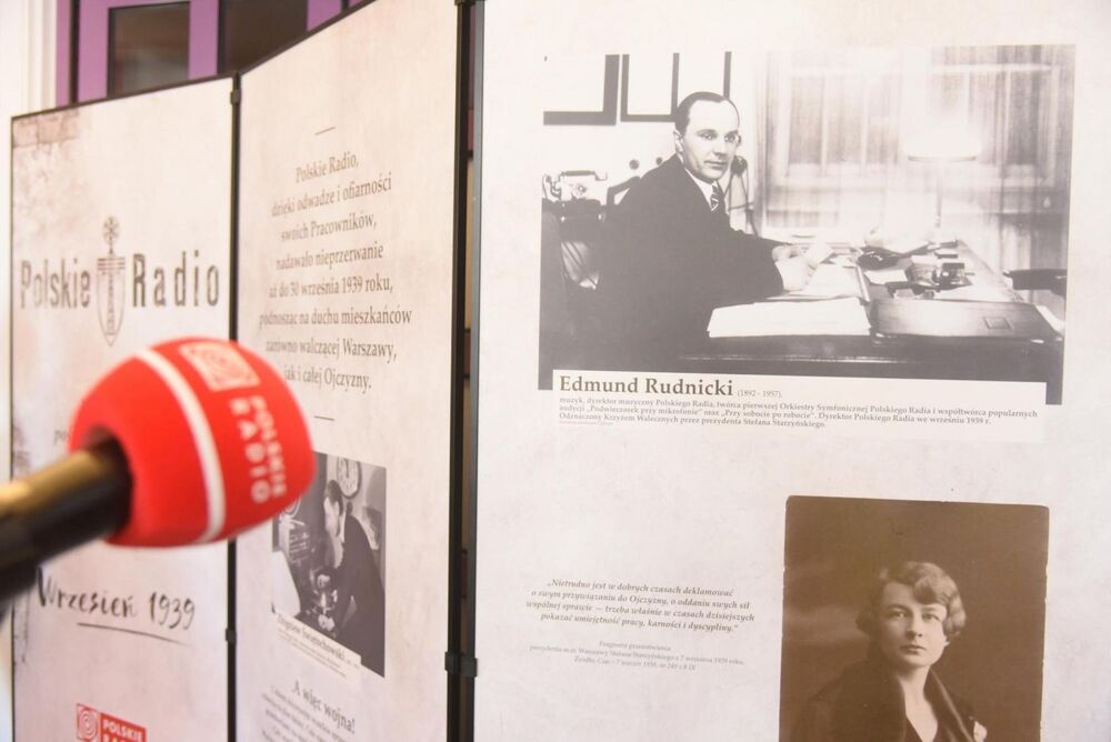 Odsłonięcie tablicy upamiętniającej pracowników Polskiego Radia – 7 września 2021. Fot. Cezary Piwowarski/Polskie Radio