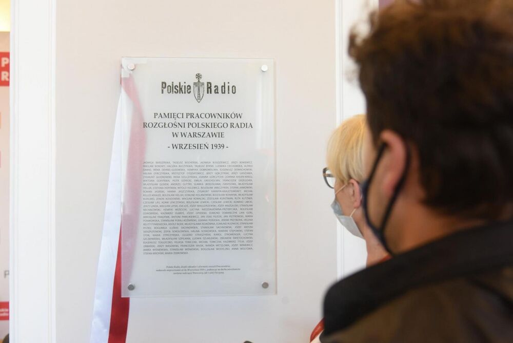 Odsłonięcie tablicy upamiętniającej pracowników Polskiego Radia – 7 września 2021. Fot. Cezary Piwowarski/Polskie Radio