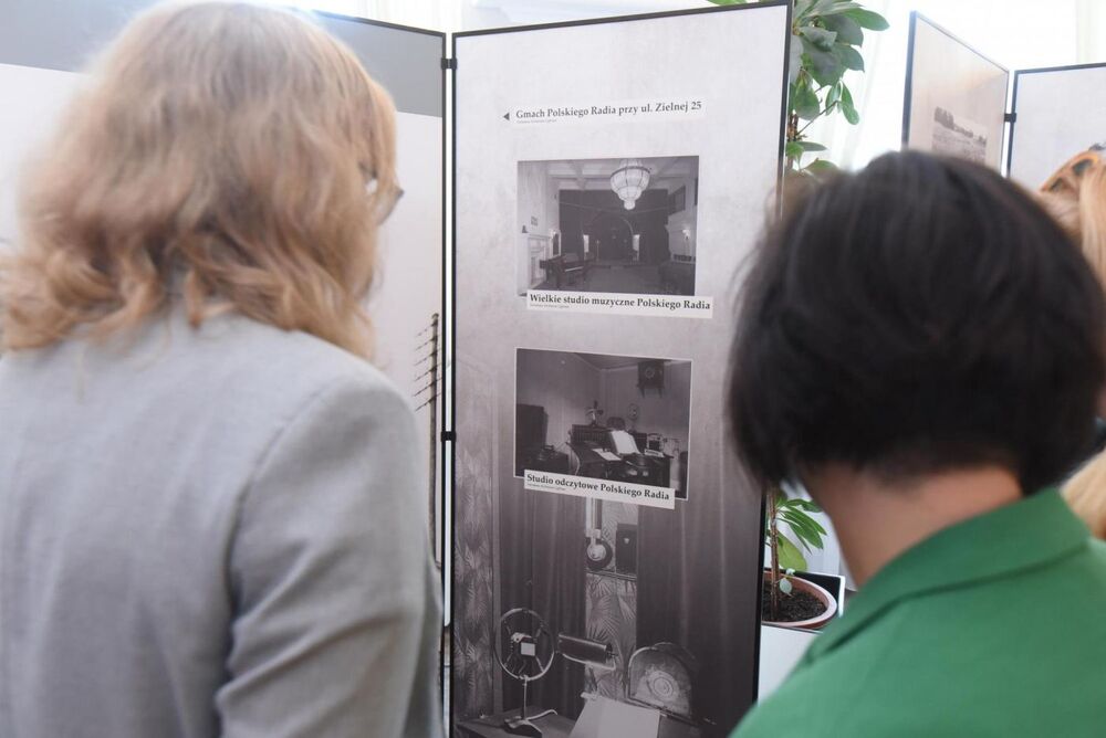 Odsłonięcie tablicy upamiętniającej pracowników Polskiego Radia – 7 września 2021. Fot. Cezary Piwowarski/Polskie Radio