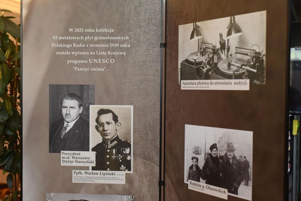 Odsłonięcie tablicy upamiętniającej pracowników Polskiego Radia – 7 września 2021. Fot. Cezary Piwowarski/Polskie Radio