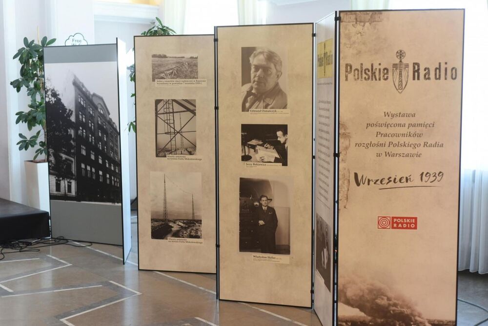 Odsłonięcie tablicy upamiętniającej pracowników Polskiego Radia – 7 września 2021. Fot. Cezary Piwowarski/Polskie Radio