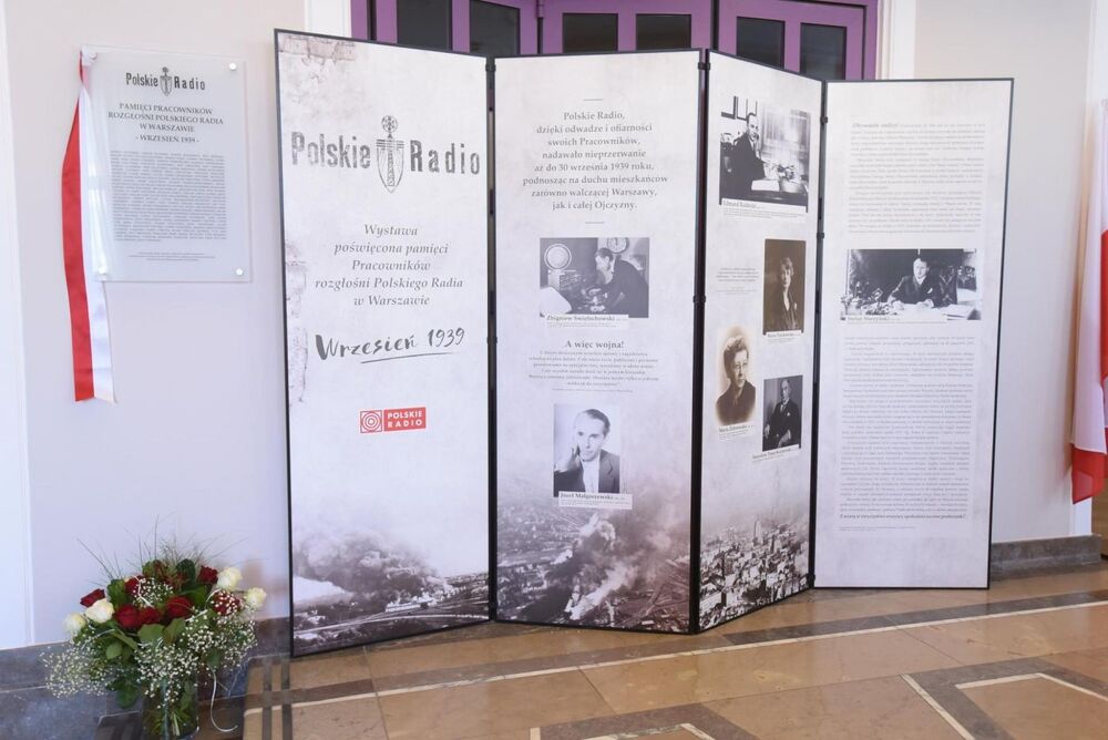 Odsłonięcie tablicy upamiętniającej pracowników Polskiego Radia – 7 września 2021. Fot. Cezary Piwowarski/Polskie Radio