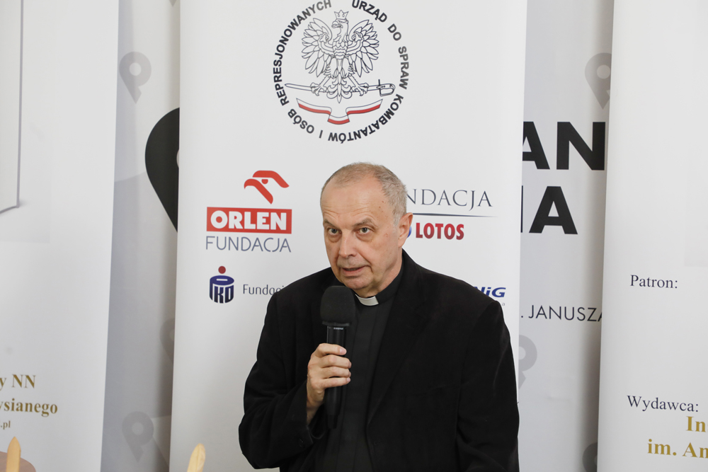 Wprowadzenie do dyskusji wygłosił ks. Stanisław Tylus – 6 września 2021. Fot. Piotr Życieński (IPN)