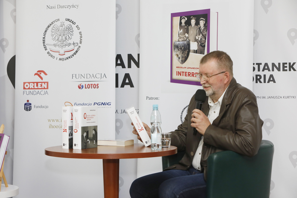 Mirosław Lewandowski podczas rozmowy o roli kardynała Stefana Wyszyńskiego w kształtowaniu opozycji niepodległościowej – 6 września 2021. Fot. Piotr Życieński (IPN)